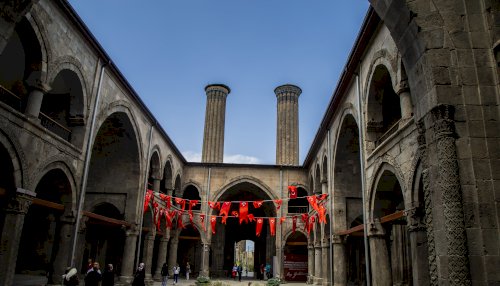 Erzurum Çifte Minare (Canon 6D Mark 1 ile Çekildi)